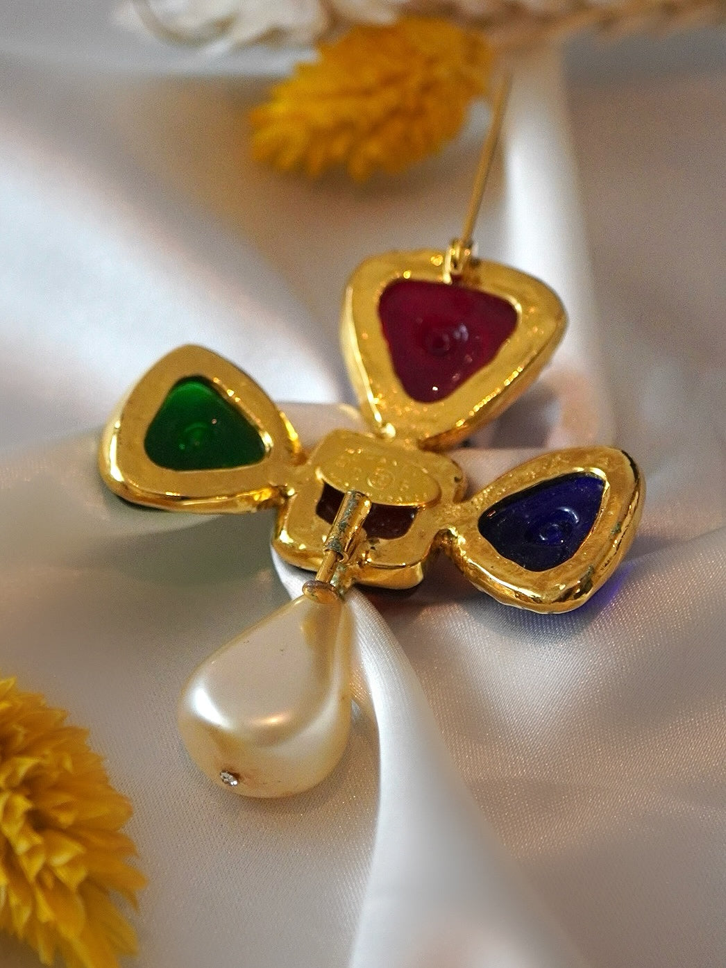 Vintage Chanel Brooch with multicolored Gripoix – Vintage Stories