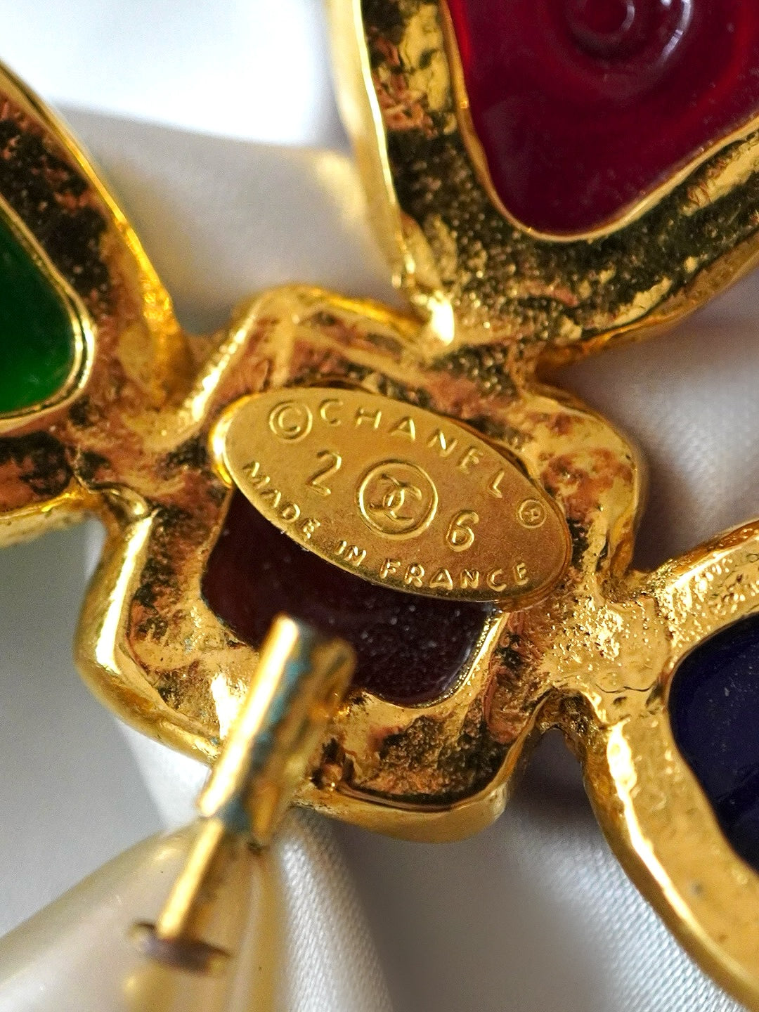 Vintage Chanel Brooch with multicolored Gripoix – Vintage Stories