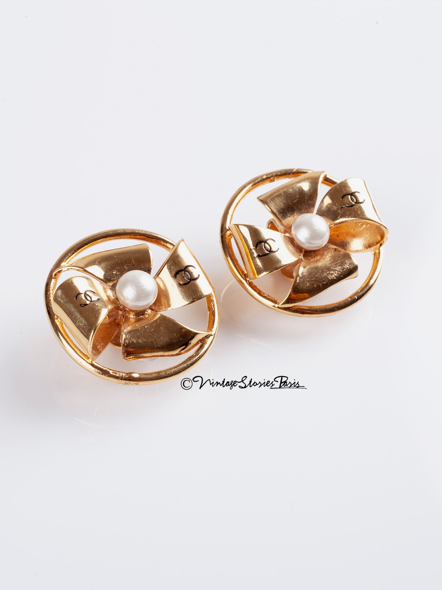 Vintage Chanel Earrings in Gold Metal and Pearl